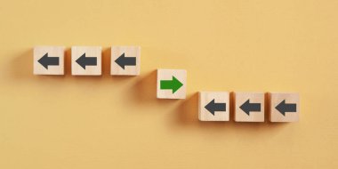 Yeşil ok farklı bir yönü işaret ediyor..