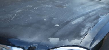 Boyanmış eski bir araba. Görüntüyü kapat