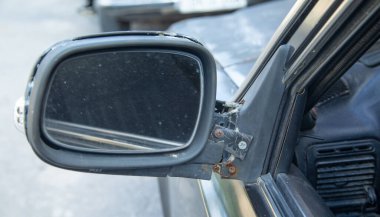 Eski bir arabanın kırık aynası..