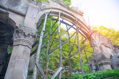 Doğada terk edilmiş eski bir kilise.