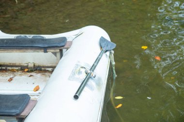 Gölde şişme bot..