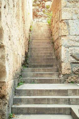 Beton duvarlı açık merdiven..