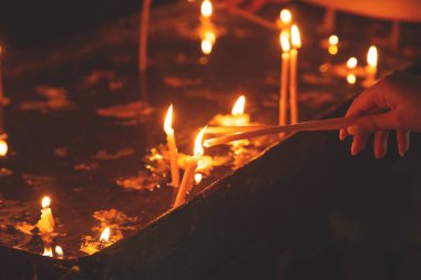 Kilisede mum yakmak..