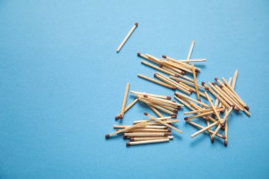 Mavi arkaplanda eşleşme.