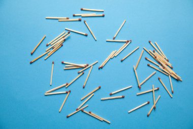 Mavi arkaplanda eşleşme.