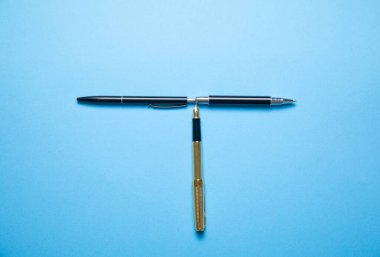 Kalem mavi arkaplandaki metnin için ölçekleri sembolize eder.