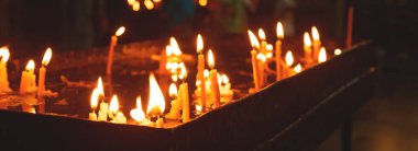 Kilisede mum yakmak..