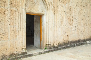 Açılmış ahşap kapı manzarası.