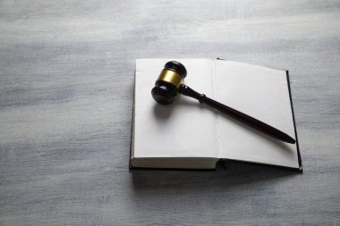 Yargıç Tokmak ve kitap masada. Hukuk