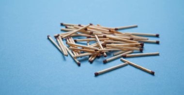 Mavi arkaplanda eşleşme.