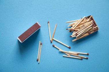 Mavi arkaplanda eşleşme.