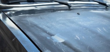 Boyanmış eski bir araba. Görüntüyü kapat