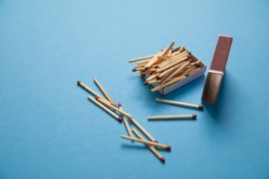 Mavi arkaplanda eşleşme.