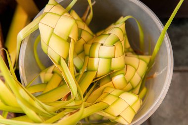 Çiğ Ketupat 'ın en iyi manzarası, geleneksel Endonezya pirinç keki. Bunlar, Endonezya 'da Kurban Bayramı' nı (Lebarez) kutlamak için dokunmuş genç hindistan cevizi yapraklarından (janur) yapılmış boş kaplar..