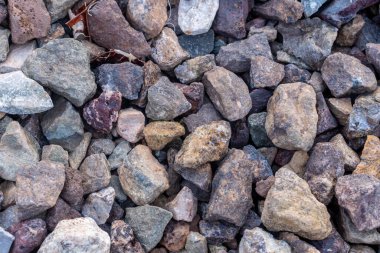Makro yukarıdan aşağıya çakıllı ya da ezilmiş taşlar. Kayalar mükemmel kaba, doğal bir zemin ve doku oluşturur..