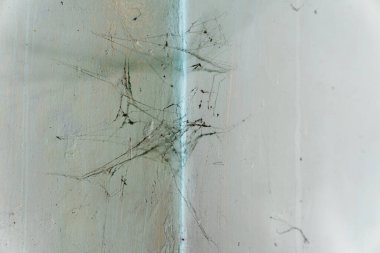 Duvarın köşesindeki terk edilmiş örümcek ağına yakın çekim, toz, kir ve ince web detaylarını gösteriyor.