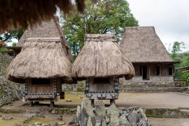 Bhaga denilen küçük ahşap kulübeler ve Flores 'in Bena köyündeki sazdan çatı evleri..