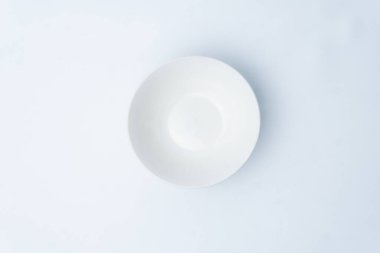 Yukarıdan tertemiz minimalist beyaz kase. Yemek sunumu, mutfak modelleri ve parlak bir stüdyo ortamında sağlıklı beslenme kavramları için mükemmel..