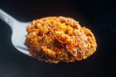 İçinde soğan, sarımsak, karabiber, zencefil ve zerdeçal bulunan bir kaşık dolusu taze baharat. Orijinal Asya yemekleri için gerekli malzemeler..