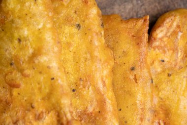 Lezzetli ev yapımı kızarmış tempeh ya da çıtır çıtır altın sarısı kaplamalı tempe goreng Endonezya 'dan popüler geleneksel bir atıştırmalık ve meze..