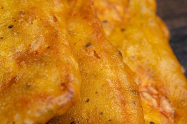 Lezzetli ev yapımı kızarmış tempeh ya da çıtır çıtır altın sarısı kaplamalı tempe goreng Endonezya 'dan popüler geleneksel bir atıştırmalık ve meze..