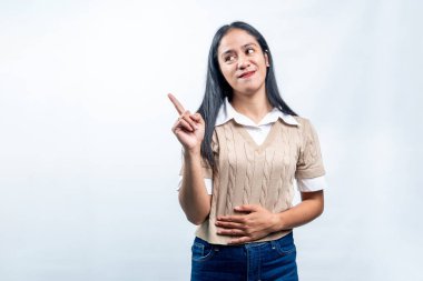 Yan tarafı gösteren kahverengi süveterli Güneydoğu Asyalı genç bir kadının portresi. Reklam için temiz fotokopi alanı olan stüdyo çekimi.