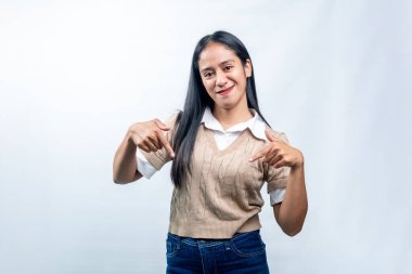 Aşağıya bakan süveterli Güneydoğu Asyalı genç bir kadının portresi. Aşağıdaki linkler veya metinler için fotokopi alanı ile profesyonel stüdyo çekimi.