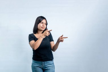 İki eli yanda olan Güneydoğu Asyalı genç bir kadının portresi. Gri arkaplanda reklam için fotokopi alanı olan bir stüdyo çekimi.