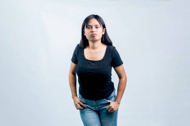 Huysuz, sinirli ya da suratını buruşturan genç bir Asyalı kadın temiz beyaz stüdyo geçmişine karşı..