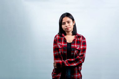 Kameraya bakan Güneydoğu Asyalı genç bir kadının nazik portresi. Beyaz arka planda, özgün Endonezya gençliği konsepti üzerine izole edilmiş stüdyo çekimi..