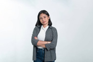 Kısa siyah saçlı, Endonezyalı genç bir kadının portresi.