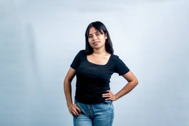 Dost canlısı Endonezyalı bir kadının portresi beyaz bir arka plana karşı güvenle poz veriyor. Reklam ve web içeriği için basit yaşam tarzı kavramı.