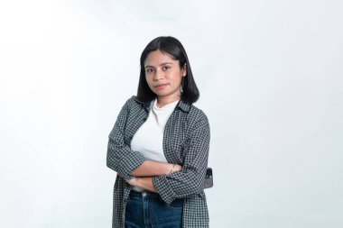 Ekose gömlekli mutlu Endonezyalı bir kadının portresi. Yaşam tarzı, genç profesyoneller ve sıradan moda kavramları için temiz bir stüdyo çekimi..