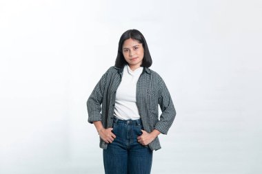 Ekose gömlekli mutlu Endonezyalı bir kadının portresi. Yaşam tarzı, genç profesyoneller ve sıradan moda kavramları için temiz bir stüdyo çekimi..