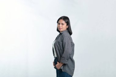 Endonezyalı güzel bir kadının yan portresi. Yaşam tarzı, moda ve genç profesyonel kavramlar için temiz bir stüdyo çekimi..