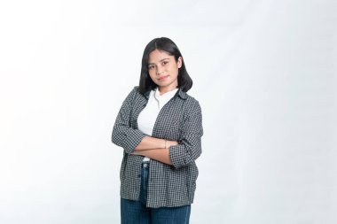 Ekose gömlekli mutlu Endonezyalı bir kadının portresi. Yaşam tarzı, genç profesyoneller ve sıradan moda kavramları için temiz bir stüdyo çekimi..