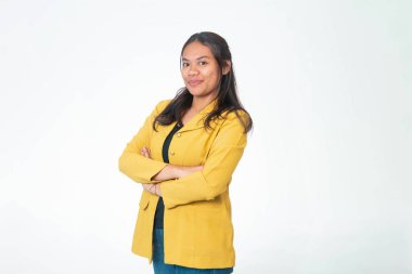 Sarı ceketli, kolları çapraz pozlar veren kendine güvenen Endonezyalı iş kadını. Profesyonel markalaşma için kopyalama alanı olan beyaz arkaplanda izole edilmiş.