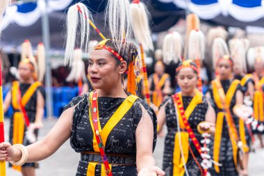 Bajawa, Endonezya - 5 Şubat 2026: Geleneksel Ikat dokuma kıyafetleriyle kadın dansçılar, büyük bir atalık töreni olan Reba festivaline katıldılar.