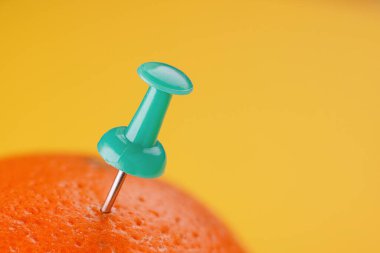 mavi raptiyeli turuncu iğne