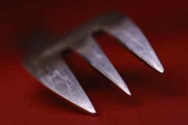 Beyaz arkaplanda metal diş aletleri