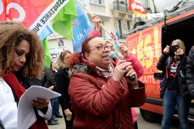 Londra, İngiltere - 16 Kasım 2018: Protestocular hükümet karşıtı gösterileri kutlamak için merkez meydandaki miting için toplandılar