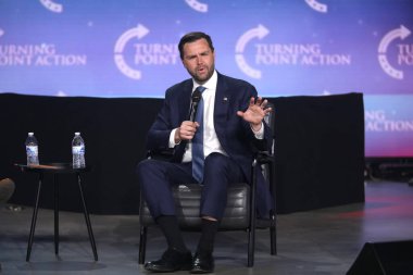 Cumhuriyetçi başkan yardımcısı adayı ve ABD Senatör J. D. Vance, Mesa, Arizona 'daki Jenerasyon Kilisesi' nde 4 Eylül 2024 'te düzenlenen Chase the Oy Mitingi' nde konuşma yapacak..