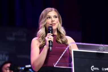 Allie Stuckey ve Louisiana Valisi Jeff Landry, 