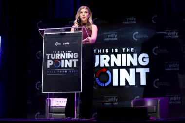 Allie Stuckey ve Louisiana Valisi Jeff Landry, 