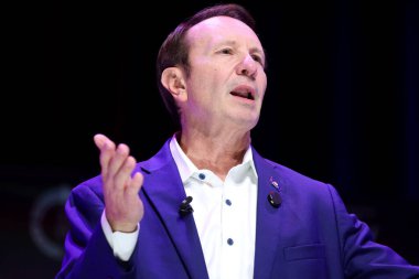 Allie Stuckey ve Louisiana Valisi Jeff Landry, 