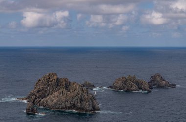20 Ağustos 2024 - İspanya - Cape Ortegal 'deki Aguillonlar, Atlas Okyanusu' nu ve Cantabrian Denizi 'ni ayıran, midyeleriyle ünlü amfibolitlerden bazıları. Etkileyici bir bakış açısı ve popüler bir turist cazibesi