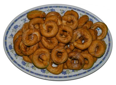 18 Nisan 2025 - İspanya: Rosquillas geleneksel olarak Karnaval ve Paskalya sezonunda hazırlanmış süngerimsi desenli kızarmış İspanyol çörekleridir. En yaygını anason likörüyle tatlandırılmış anason çörekleridir. Normalde çörekler ayçiçeği yağında kızartılır.