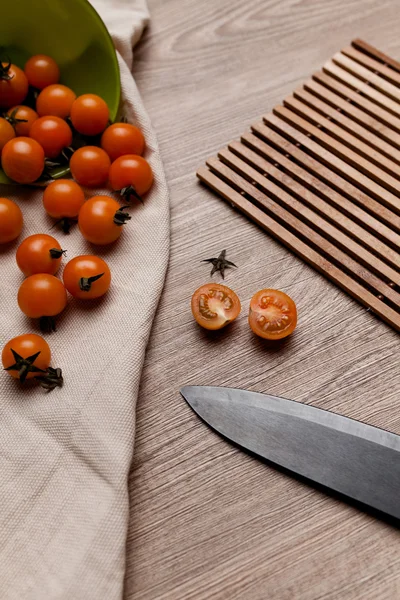 Ensalada de tomates cherry con verdura fresca Fotos de stock