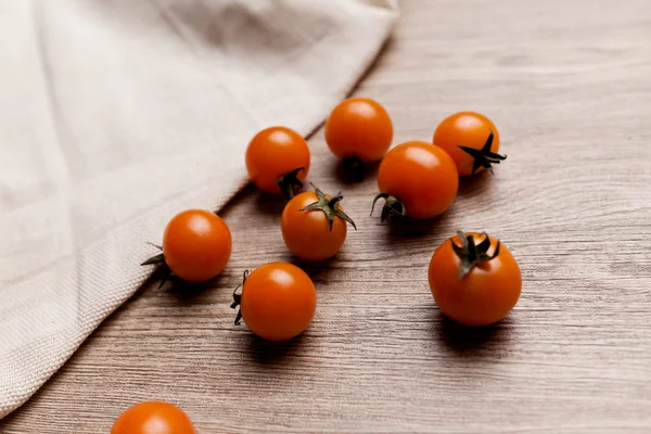 Cherry tomatsallad med färska gröna grönsaker Stockbild