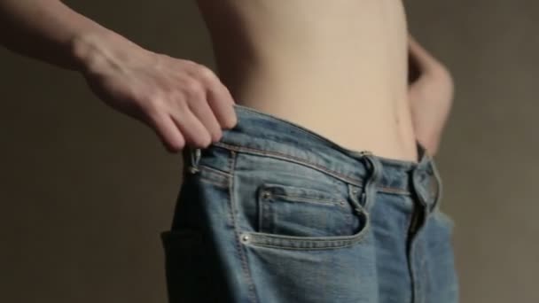 Стройная девушка в огромных джинсах — стоковое видео